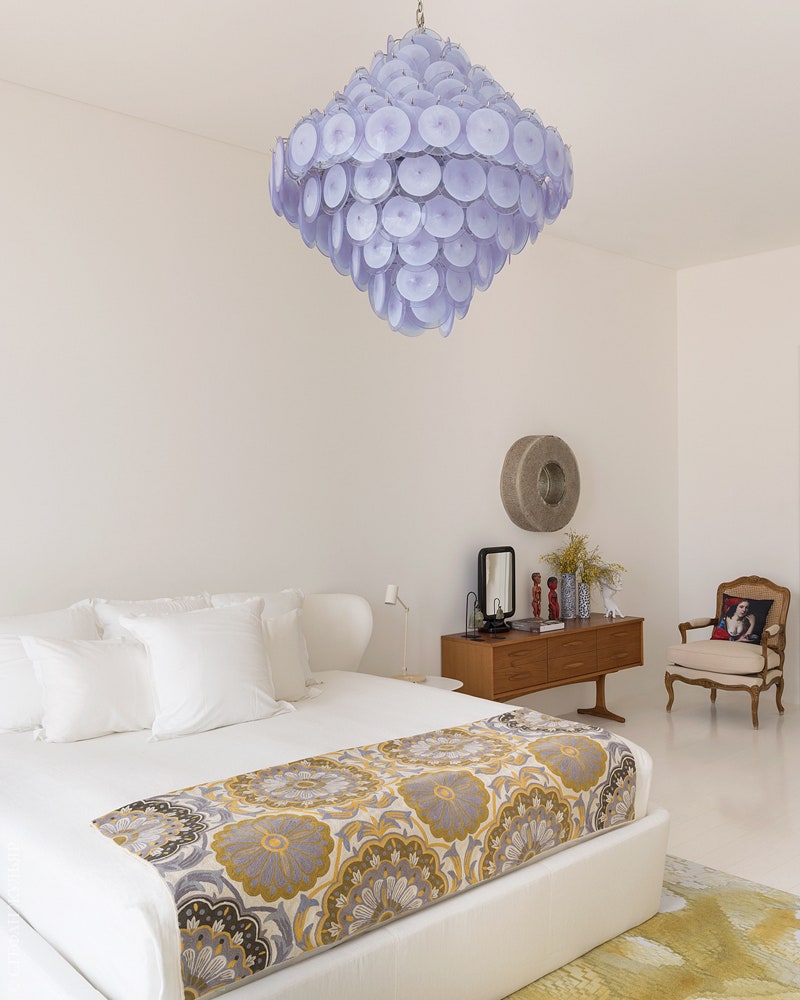 Хозяйская спальня. Кровать Papilio BampB Italia ковер Moooi кресло Roche Bobois. Винтажную люстру хозяева купили в Париже.