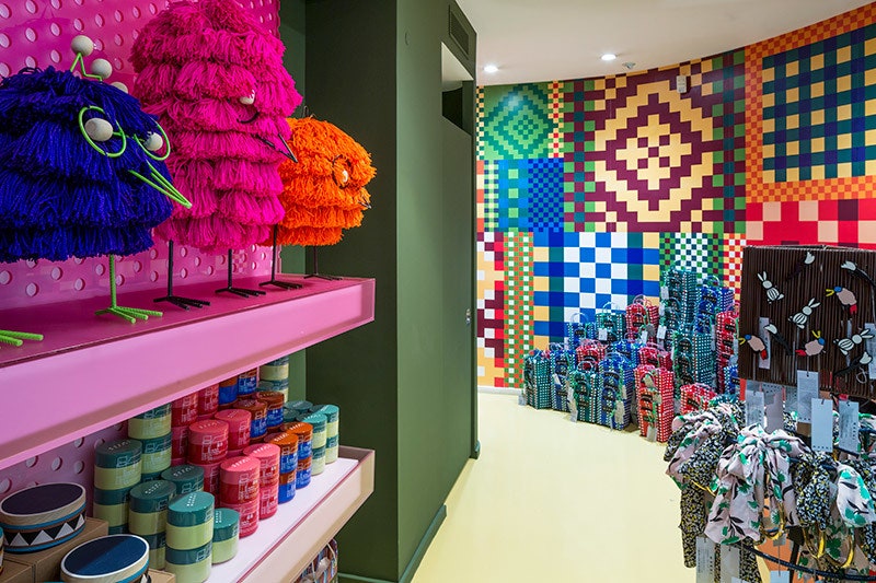 Marni Market ярмарка необычных предметов от Marni в Париже в бутике марки на улице СентОноре