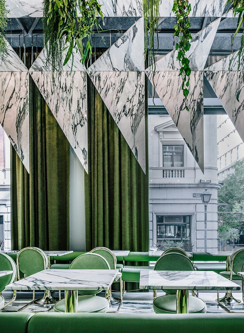 Ресторан Romola с подвесным садом в Мадриде фото работы архитектора Андреcа Хаке