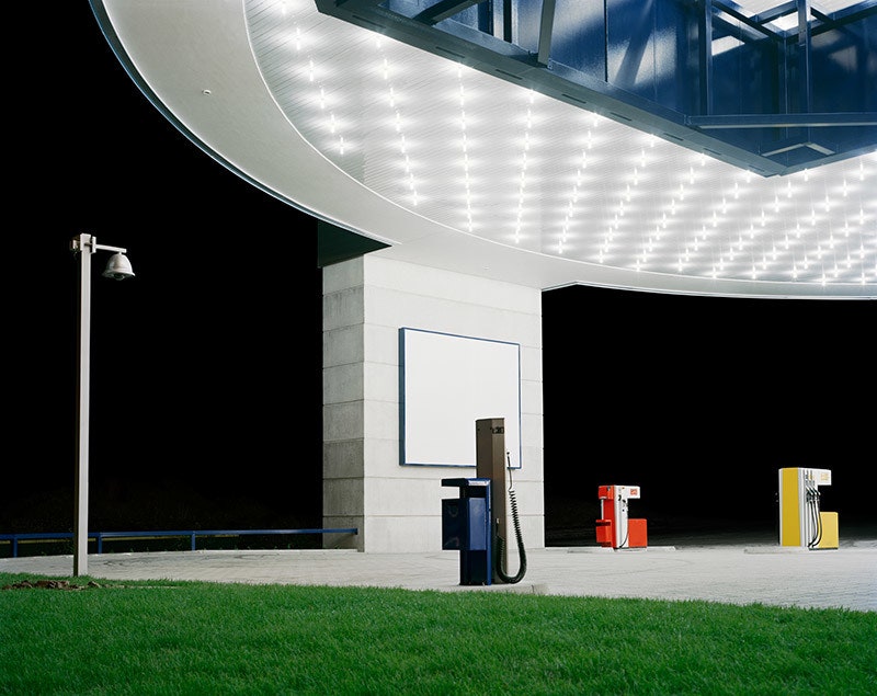 Юлиан Фаульхабер “Автозаправка” 2008 Julian Faulhaber Tankstelle  2008 ©Julian FaulhaberVG Bildkunst BonnRAO
