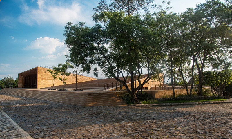 Культурный центр в Мексике в городе Куэрнавака работа бюро Productora и Исаака Бройда