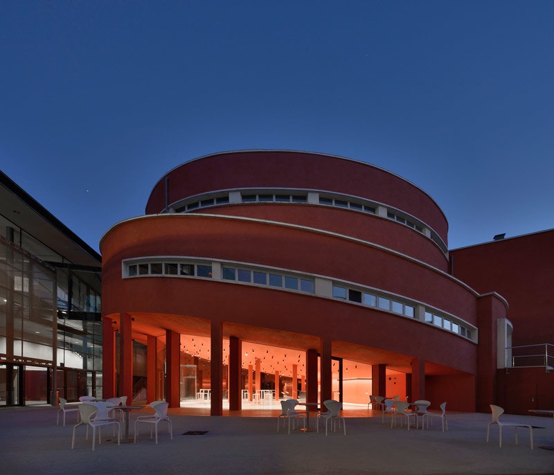 Обновленный исследовательский центр в Больцано модернистское здание после реновации
