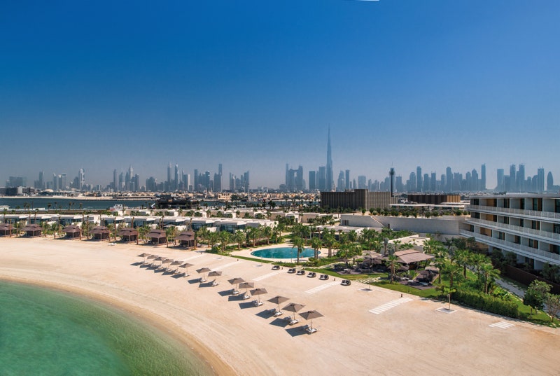 Небоскребы Дубая служат задником для гостиничного пляжа.