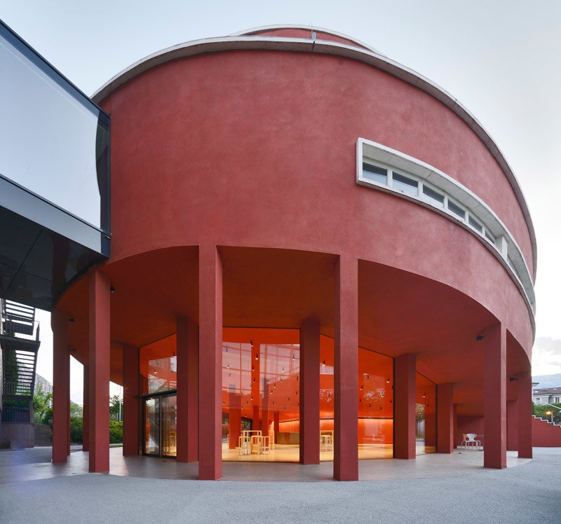 Обновленный исследовательский центр в Больцано модернистское здание после реновации