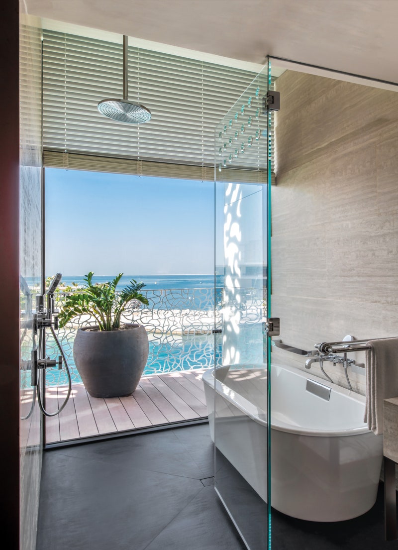 Каждая ванная имеет окна в пол обращенные к морю.