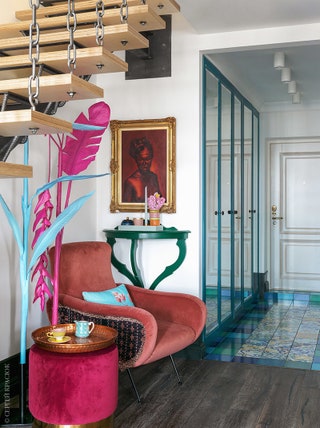 Прихожая. Кресло Еcodivani боковины декорированы тканью привезенной с Бали. На кресле подушка Yves Delorme.