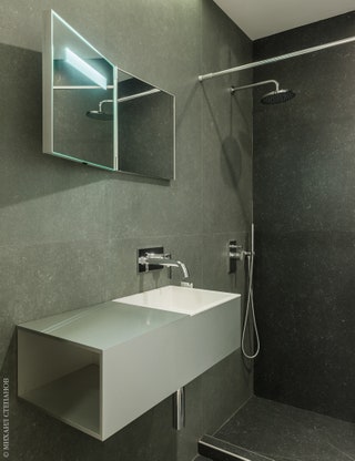 Ванная при гостевой комнате. Облицовка стен и пола — особо тонкие панели из керамогранита Cotto d'Este. Сантехника Boffi.