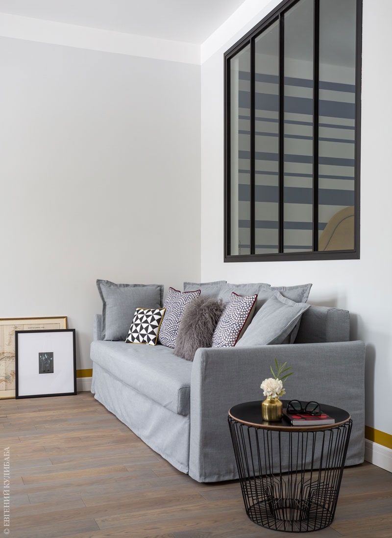 Раскладной диван из IKEA дополнен подушками Oka Zara Home и Ferm Living. Журнальный столик ComingB. Межкомнатное окно...
