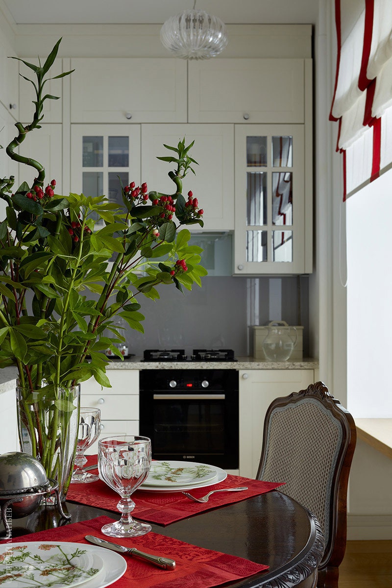 Вид на кухню из столовой. Кухонный фартук выполнен из стекла двух цветов. Кухонный гарнитур изготовлен в столярной...