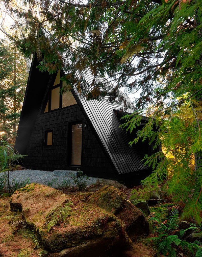 Лесной треугольный домик в Канаде работа архитектора Жана Вервилля