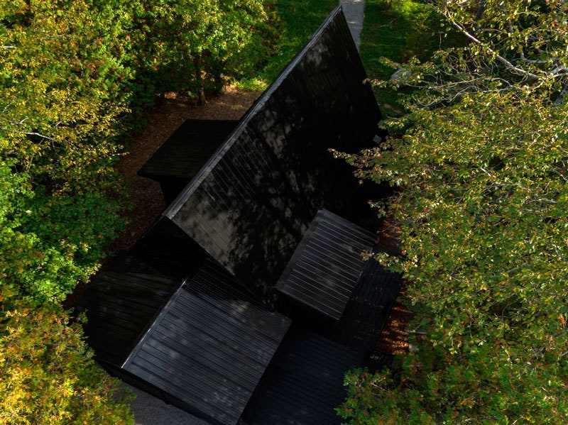 Лесной треугольный домик в Канаде работа архитектора Жана Вервилля