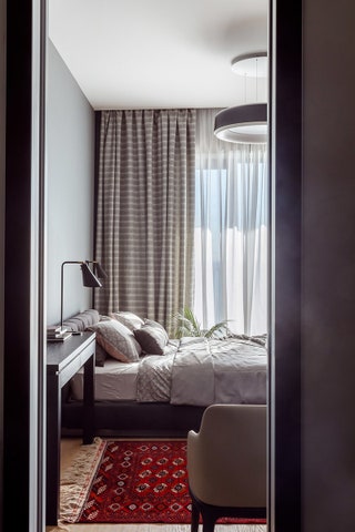 Гостевая спальня № 1. Кровать Pianca консольный столик Meridiani люстра Louis Poulsen бра и настольная лампа Rubn.
