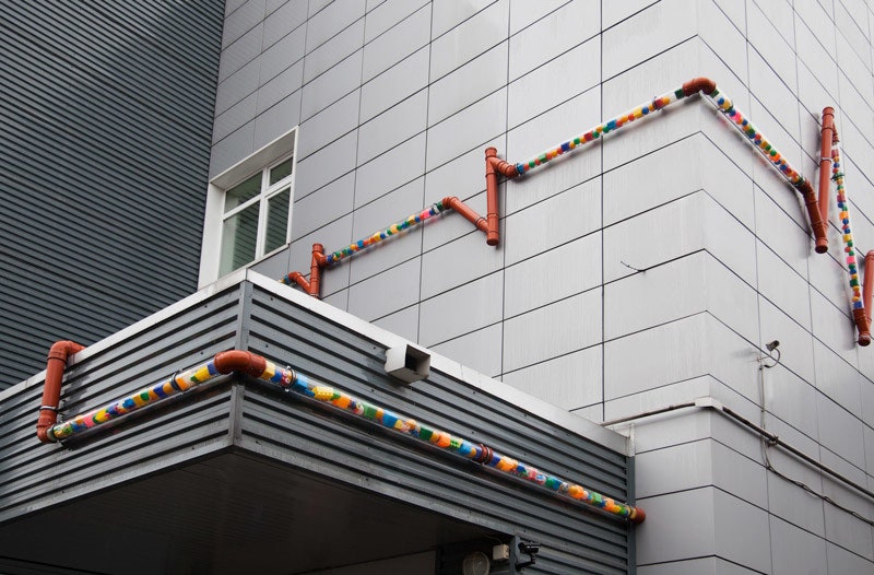 “Кардиограмма” Марины Звягинцевой на фасаде одного из корпусов больницы.