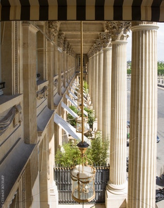 Выходящий на площадь Согласия отель “Крийон” был построен в рамках проекта 1755 года архитектора ЖакАнжа Габриэля....