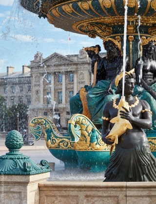 Вид на фасад ­отеля “­Крийон” одного из знаковых зданий Парижа со стороны фонтанов на площади Согласия.