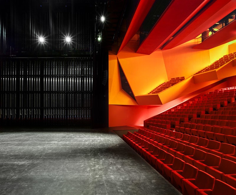 Белый театр с красным залом в ФременМерлебаке во Франции работа бюро Dominique Coulon  Associs