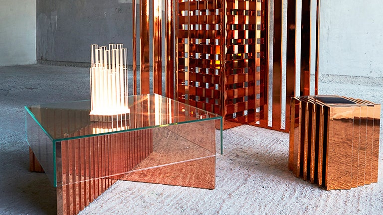 Коллекция дизайнера Альджуд Лоота AlAreesh четыре предмета мебели и лампа