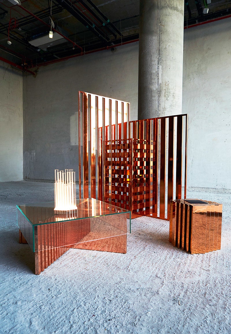 Коллекция дизайнера Альджуд Лоота AlAreesh четыре предмета мебели и лампа