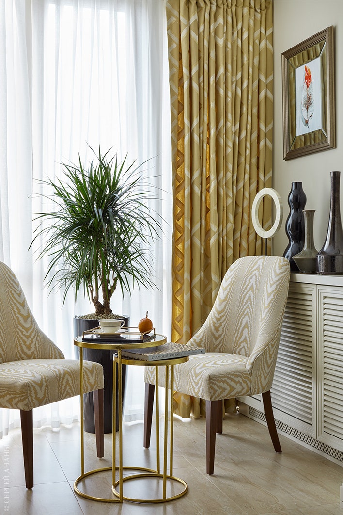 Кресла в обивке тканью от Jim Thompson Marie's Corner. Ваза по дизайну Александра Хомутова Attribute Luxury Interiors....