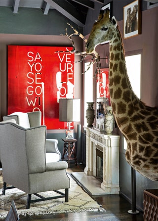 Гостиная. На полу берберский ковер. Кресла сделаны на заказ по дизайну Фабрицио Кокки. Чучело жирафа из антикварной...