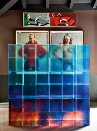 Малая гостиная. Автор инсталляции из плексигласовых кубов — Терезита Фернандес.