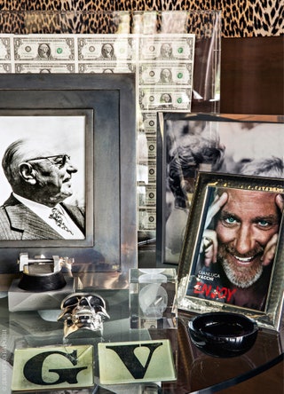 Справа — портрет Джанлуки Вакки хозяина виллы. Слева — фотография его отца.