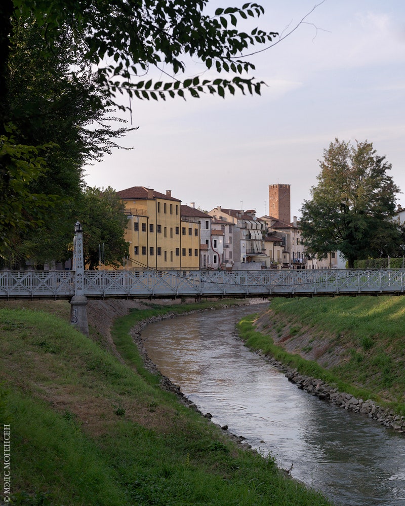 Вид на реку Баккильоне протекающую через центр Виченцы и за домом Альдо Чибича.