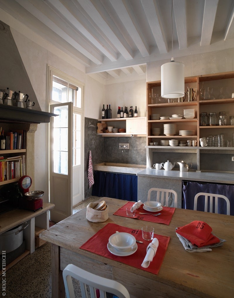 Кухня. Стулья по дизайну Альдо Чибича для Billiani. Люстра тоже по дизайну хозяина дома.