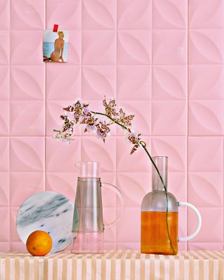Стена покрашена краской Confetti матовый акрил Little Greene 1950 руб. за литр на столе ткань Liegi Stripe Pig Rose...
