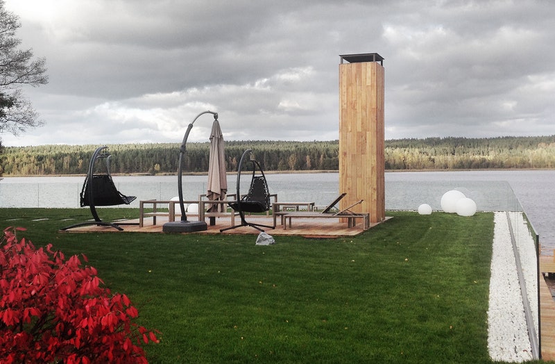 Проект Евгения Скорикова. Терраса оборудована на крыше бассейна который находится на берегу озера.