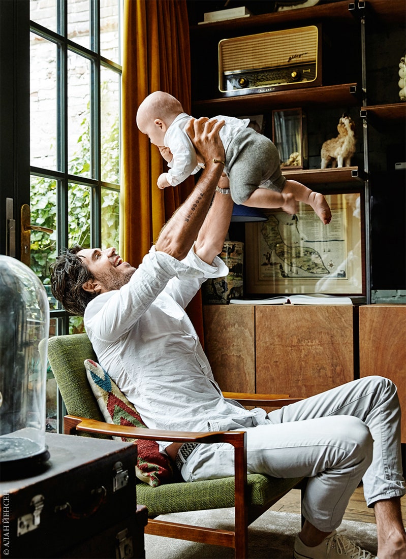 Дизайнер Джеймс ван дер Вельден в гостиной со своим сыном Арчи — изза рож­дения этого юноши семья и переехала в новый...