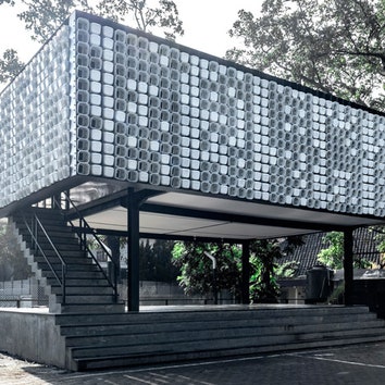 Микробиблиотека с фасадом из коробок в Индонезии