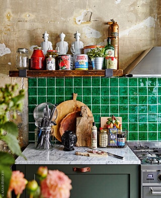 Фрагмент кухни. Кухонная мебель спроектирована самим Джеймсом. Плита Smeg. На стене старая делфтская плитка зеленого цвета.