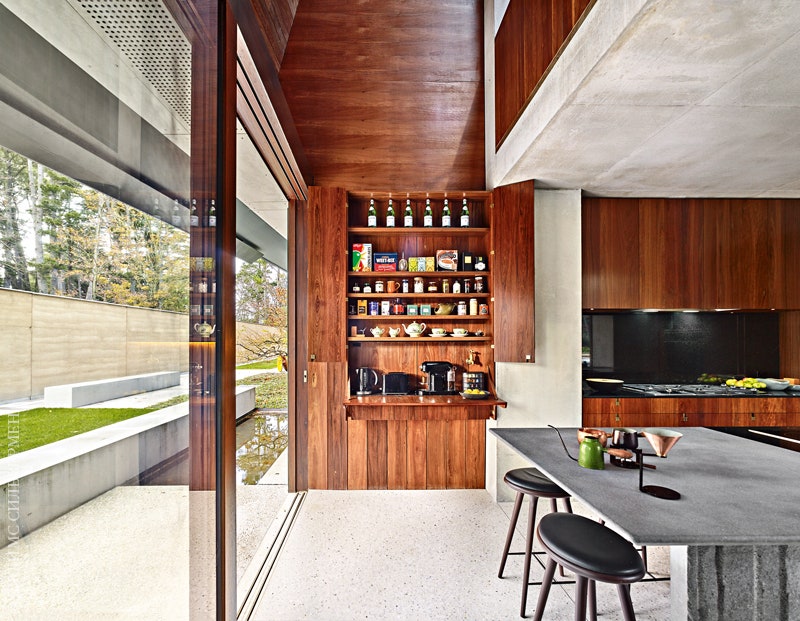 Кухня. Мебель была сделана на заказ по дизайну архитектора. Так например шкафчик для тостера и кофеварки слева в...