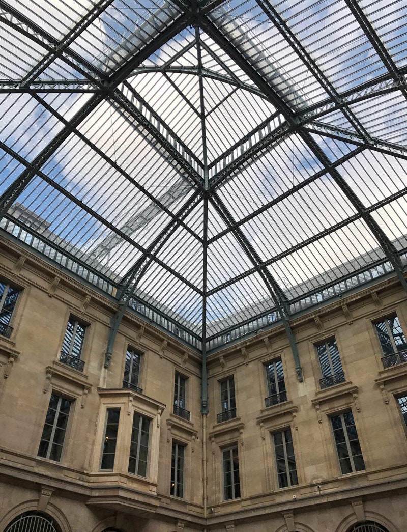 Стеклянный купол соединяющий несколько зданий Банка Франции в том числе и Тулузский дворец.