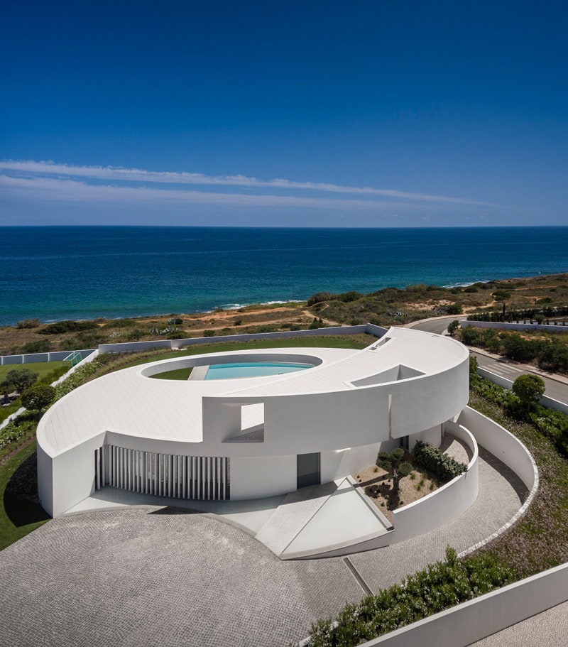 Дом в форме эллипса в Португалии работа архитектора Марио Мартинса
