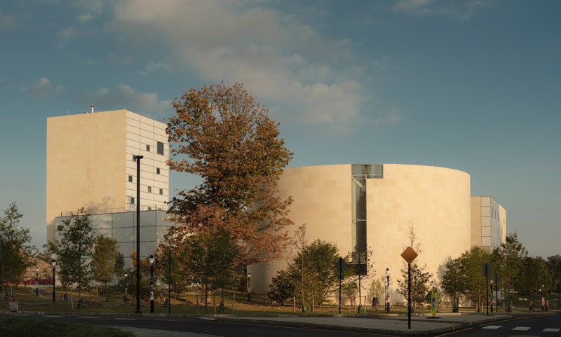 Центр искусств в Принстонском университете по проекту Стивена Холла фото проекта