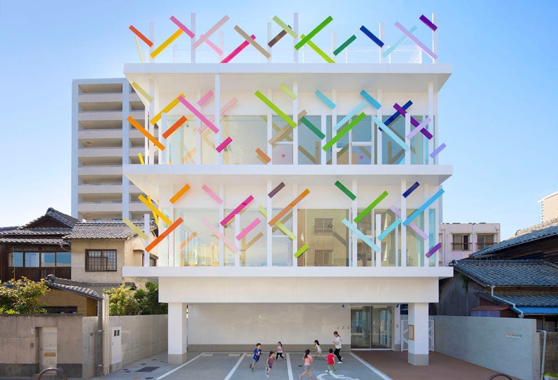 Детский сад с фасадом  цветной рощей в Японии работа архитектора Эммануэль Мюро