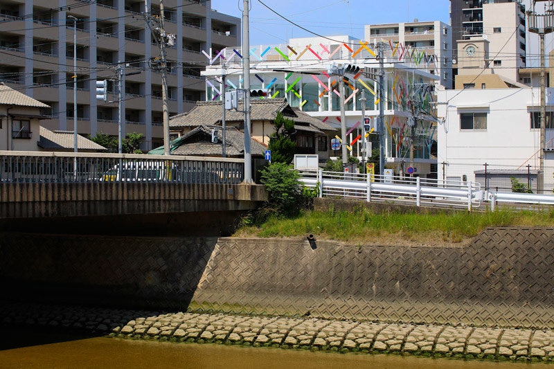 Детский сад с фасадом  цветной рощей в Японии работа архитектора Эммануэль Мюро