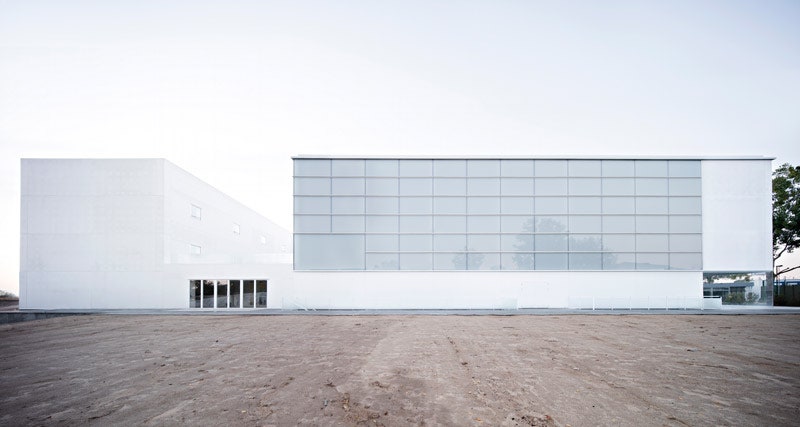 Спортивный комплекс для университета в Мадриде работа архитектора Альберто Кампо Баэсы