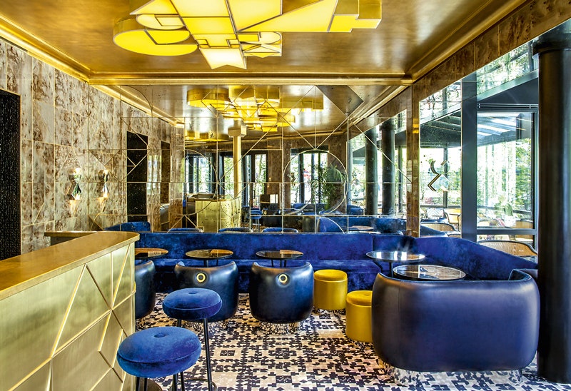 Интерьер Caf Français делится на красную и синюю зоны — по цвету мебели.