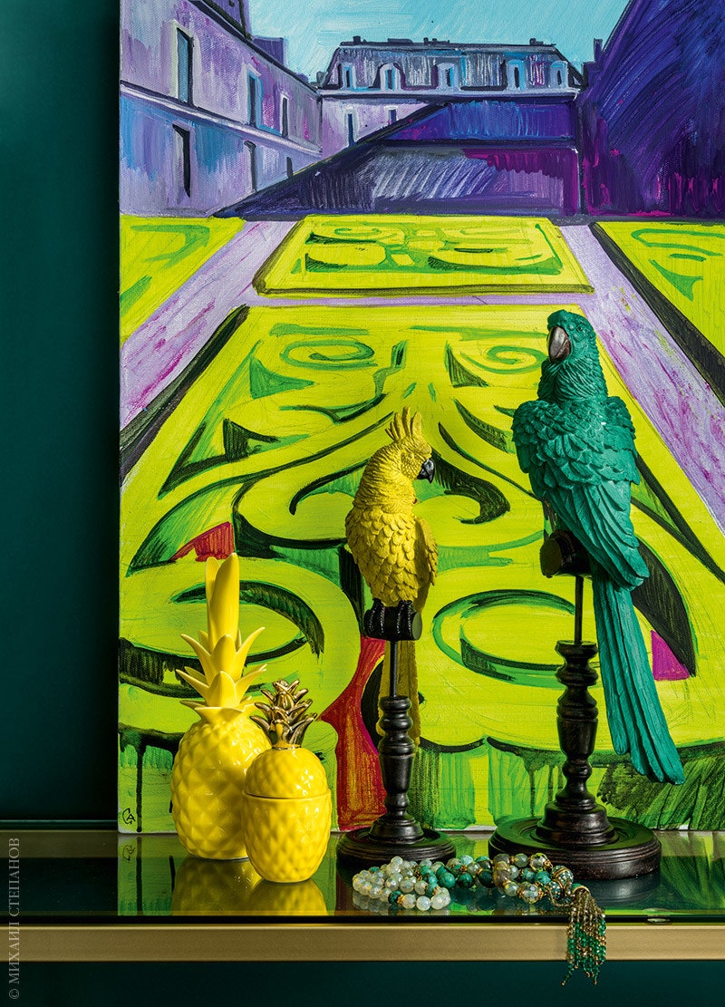 На фоне — картина Марии Суворовой. Консоль At Home Idea. Попугаи и ананасы Maisons du Monde.