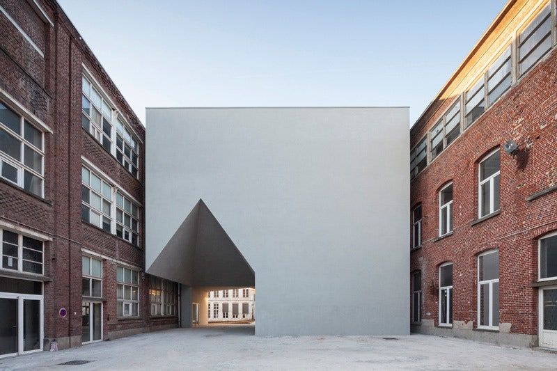 Здание архитектурного факультета в Бельгии с остроконечной нишей и двойной винтовой лестницей
