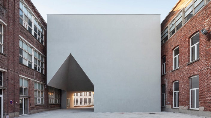 Здание архитектурного факультета в Бельгии с остроконечной нишей и двойной винтовой лестницей