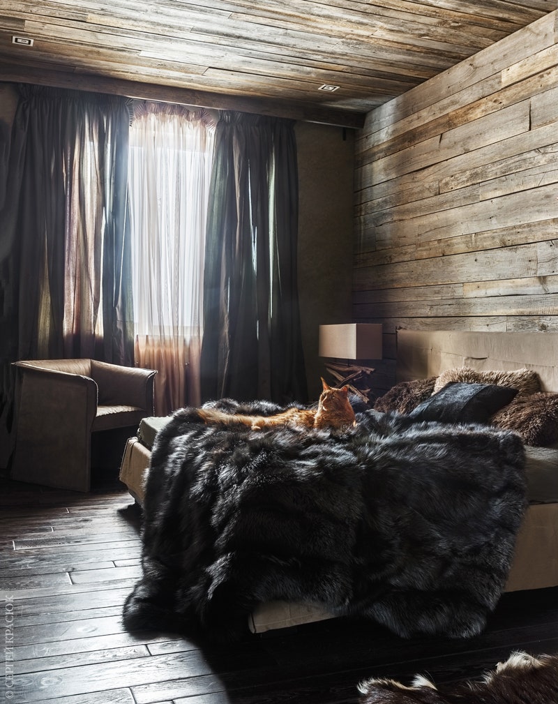 Спальня хозяйки. Мейнкун Редди лежит на покрывале сшитом на заказ из меха лисы. Амбарная доска на стене и потолке от...