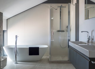 Ванная комната. Мебель для ванны и сантехника Laufen смесители Hansgrohe душевая Huppe керамическая плитка Florim.