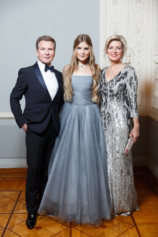 Александр Малинин с дочерью Устиньей и супругой Эммой.