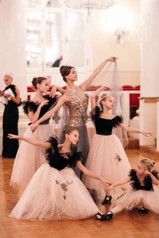 Балерина Элла Перссон с дочерьми семьи Томпсон.