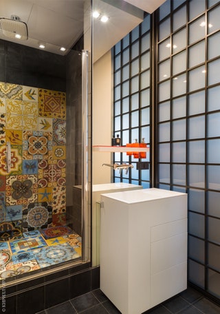 Если во всех остальных помещениях квартиры цвет использован точечно то ванные комнаты — это цветовой всплеск. Дизайнеры...