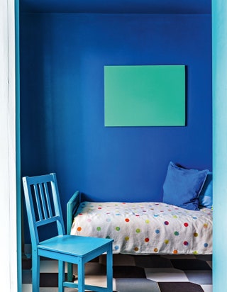 Синий цвет на стенах поддерживается текстилем и мебелью.
